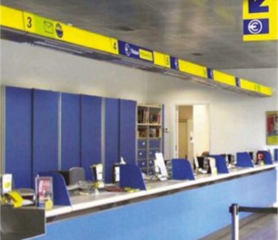 Interno di un ufficio postale di Poste Italiane
