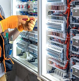 Tecnico al lavoro sulla manutenzione di un quadro elettrico